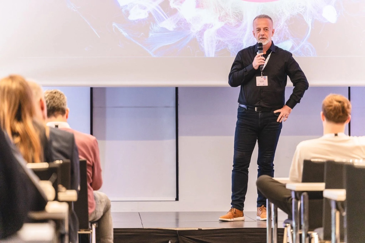 Damir Tomicic speaking on stage at VDVO Kongress 2026 in Würzburg